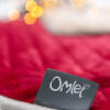 Omlet étiquette sur une couverture rouge Luxury pour chats et chiens