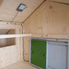 Omlet porte de poulailler automatique verte et lumière de poulailler à l'intérieur du poulailler en bois