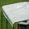 Détail de la piste d'athlétisme avec couverture transparente de protection contre les intempéries