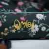 LoGo détail sur un lit de nidification Omlet dans le motif midnight meadow