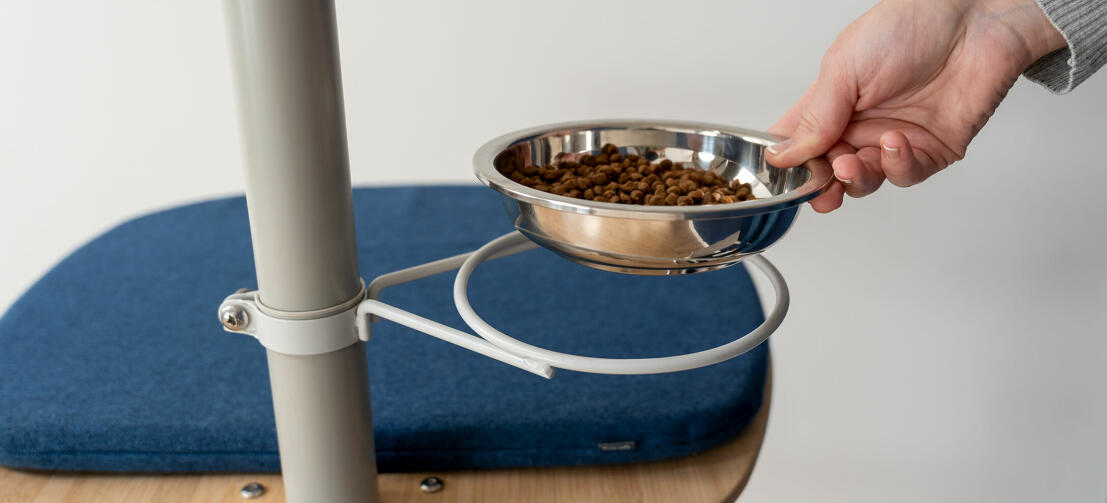 Remettre le bol à friandises sur Omlet Freestyle arbre à chat d'intérieur au sol et au plafond