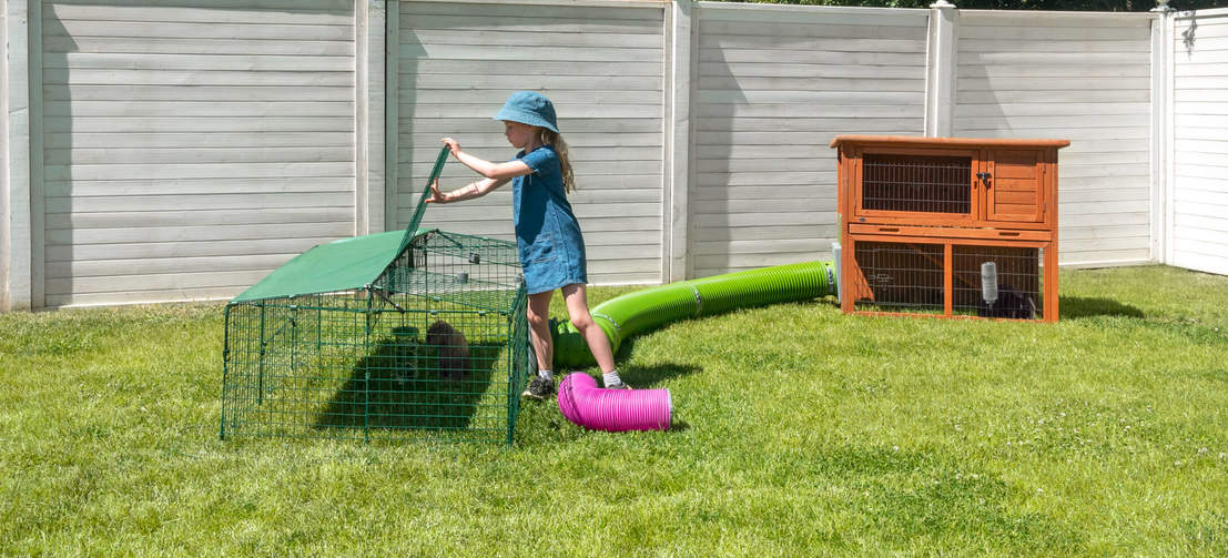 Le verrou pour accès facile pour parc Zippi est conçu pour transformer tout panneau de grille en porte ou chatière pour faciliter l’accès à vos animaux.