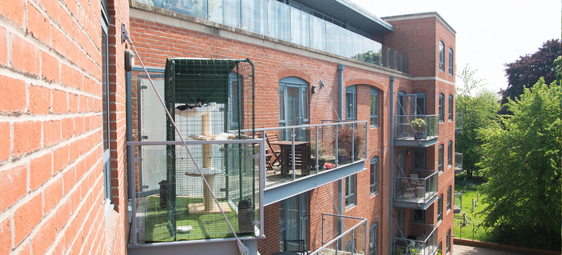 Conçu pour s'adapter à la majorité des terrasses et balcons, le spacieux enclos de balcon pour chats mesure 92 cm de profondeur.