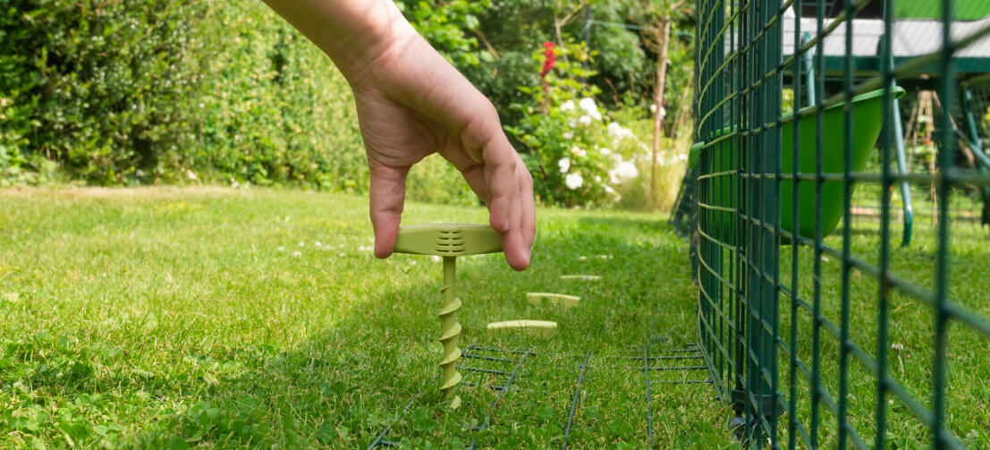Les chevilles à vis Omlet renforcent la sécurité de la bordure anti-tunnels, ce qui est particulièrement utile si le sol est irrégulier.