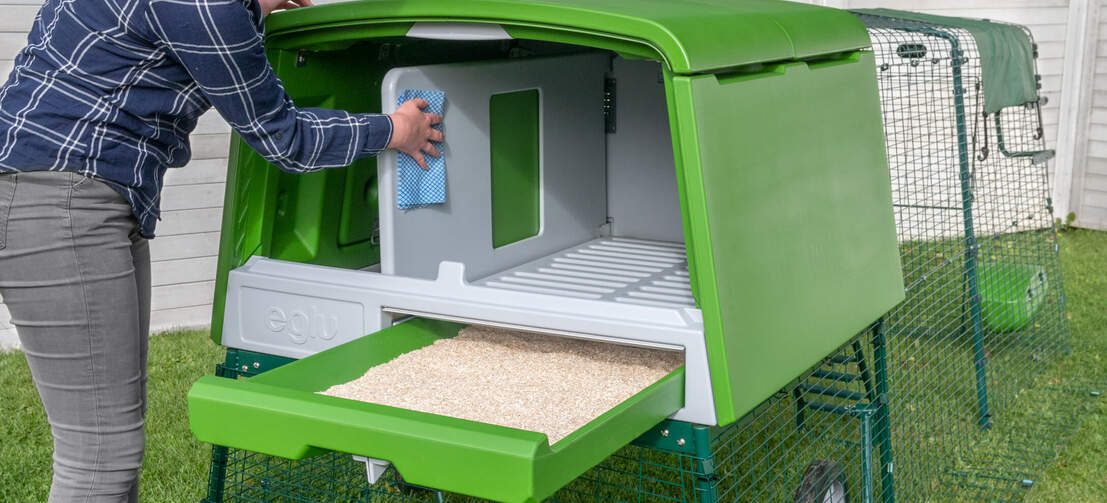 Le plateau à fientes et les perchoirs en plastique vous permettent de nettoyer le poulailler Eglu Cube très rapidement.