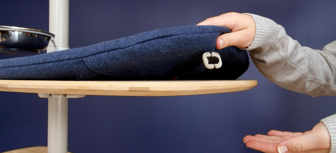 Gros plan du coussin bleu sur le site Omlet Freestyle arbre à chat du sol au plafond
