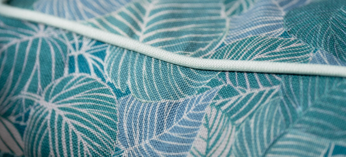 Détail du motif du tissu sur Omlet coussin design pour chien