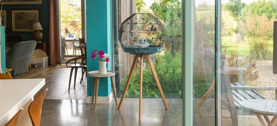 Avec son design géodésique époustouflant, la Cage à oiseaux Geo sera un élément central de votre intérieur qui brillera d'elle-même dans toutes les maisons.