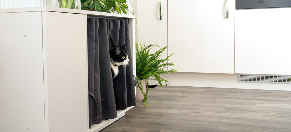 La confortable Niche pour Chats Maya Nook offre à votre minou un espace confiné dans lequel il se sentira en sécurité et pourra se détendre. La confortable Niche pour Chats Maya Nook offre à votre minou un espace confiné dans lequel il se sentira en sécurité et pourra se détendre.