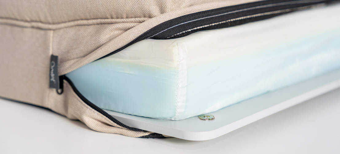 Lit pour chien Bolster en mousse à mémoire de forme Omlet couleur beige avec housse dézippée.