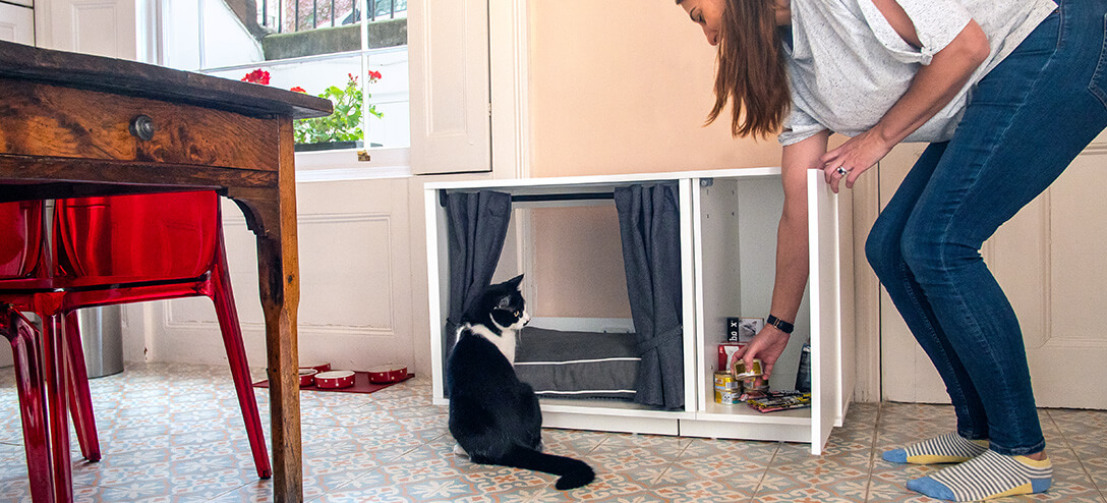 L'ingénieuse Niche pour Chats Maya Nook comporte un placard intégré dans lequel vous pourrez ranger la nourriture, les friandises et les accessoires de votre chat. L'ingénieuse Niche pour Chats Maya Nook comporte un placard intégré dans lequel vous pourrez ranger la nourriture, les friandises et les accessoires de votre chat.