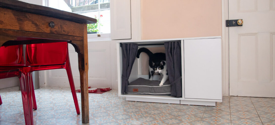 La Maya Nook, la plus pratique des niches pour chats, est équipée d'un lit amovible pour faciliter le nettoyage. Pourquoi ne pas gâter votre minou avec le lit de ses rêves ? La Maya Nook, la plus pratique des niches pour chats, est équipée d'un lit amovible pour faciliter le nettoyage. Pourquoi ne pas gâter votre minou avec le lit de ses rêves ?