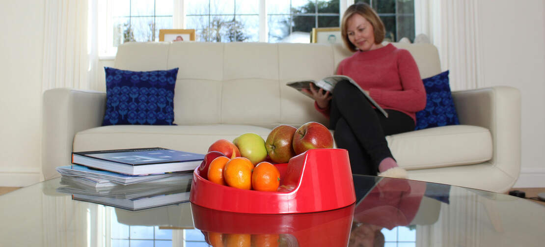 Une coupe à fruits rouge rollabowl dans une maison Une coupe à fruits rouge rollabowl dans une maison