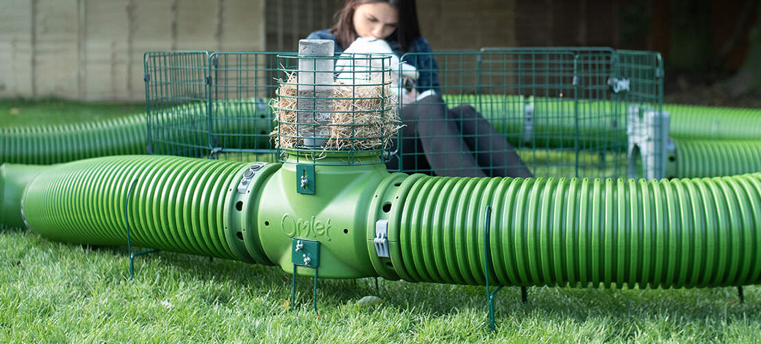 Le tunnel modulable Zippi peut être équipé d'une réserve à foin, de pieds, d'un enclos et de bien d'autres accessoires
