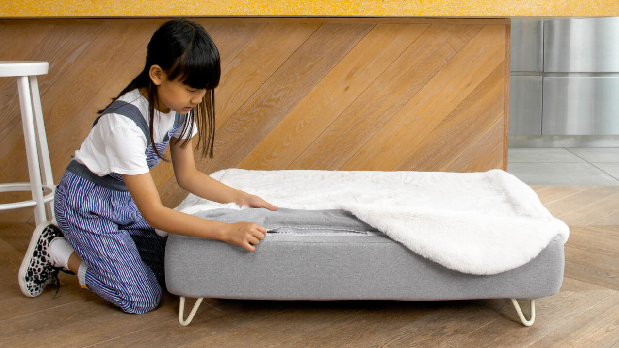 Petite fille unZipping et enlever Topology surmatelas pour chien