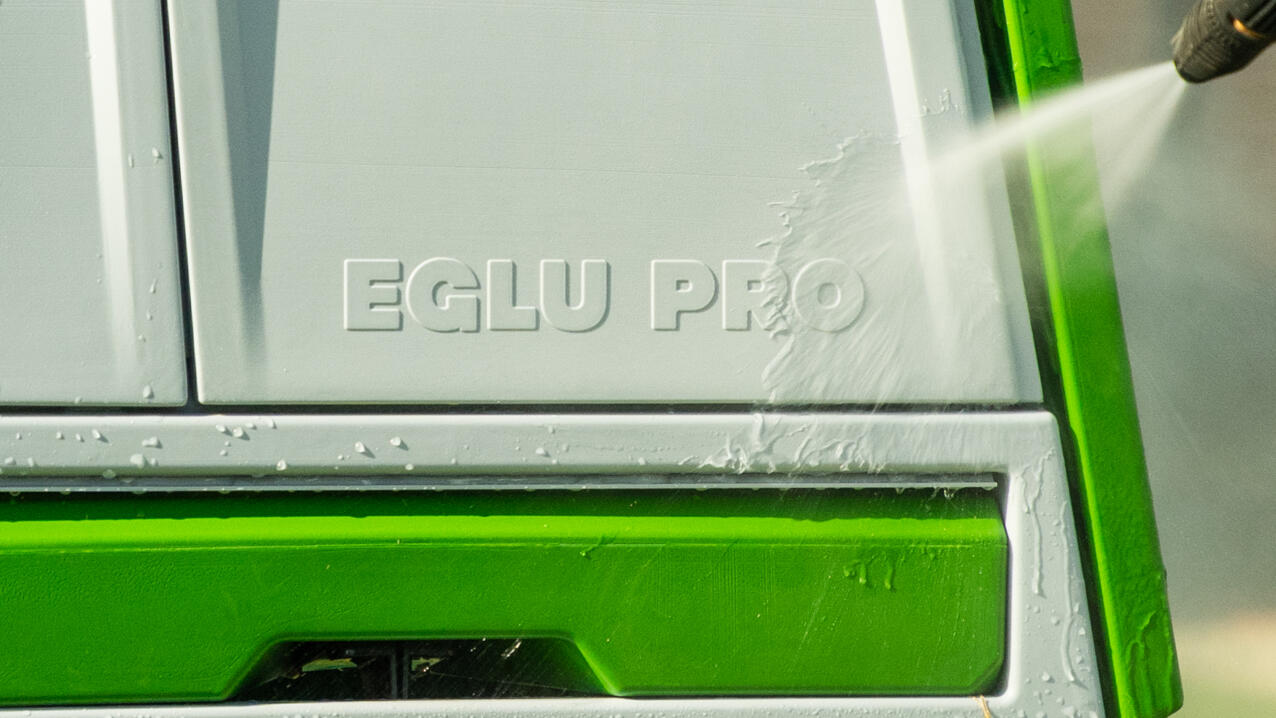 Eglu pro peut être facilement nettoyé par un lavage rapide au jet d'eau.