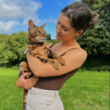 Femme tenant son chat dans le jardin