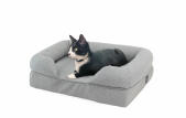 Chat couché sur un traversin gris pour chats