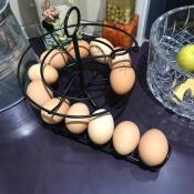 Un helter skelter d'oeufs noir avec plein d'oeufs frais dessus