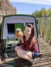 Posant pour la photo, chaque jour est un plaisir de s'occuper de mes poulets. heureux de mon hobby ! 