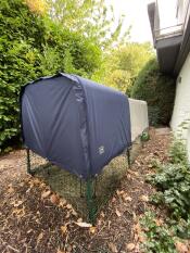 Omlet Eglu Cube grand poulailler et parcours avec Omlet veste pour températures extrêmes