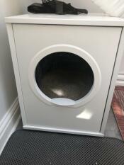 Une litière pour chat blanc