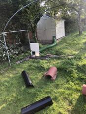 Notre maison pour cochons d'inde avec un tunnel entre leur abri et l'enclos extérieur.