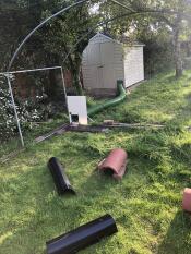 Notre maison pour cochons d'inde avec un tunnel entre leur abri et l'enclos extérieur. 