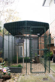 Un catio installé dans un jardin.