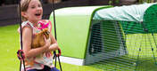 Avec le clapier en plastique Eglu Go, les enfants adoreront s'occuper de leur cochon d'Inde !
