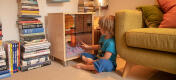 Un enfant regardant un hamster à l'intérieur d'une cage à hamster Qute 