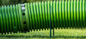 Gros plan du tunnel vert Zippi soulevé de la pelouse par les arceaux de soutien Zippi.