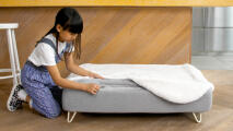 Petite fille unZipping et enlever Topology surmatelas pour chien