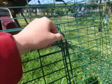 Sécurisez la cage. ou utilisez-la pour laisser vos animaux à fourrure jouer dans le jardin.