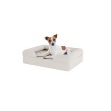 Chien assis sur un petit lit pour chien en mousse à mémoire de forme meringue blanche
