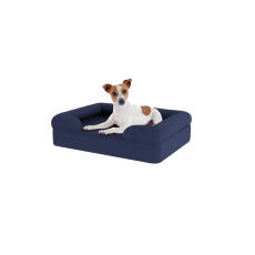 Chien assis sur un petit lit pour chien en mousse à mémoire de forme midnight blue