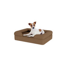 Chien assis sur un petit lit pour chien en mousse à mémoire de forme de couleur moka