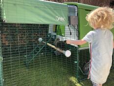 Omlet vert Eglu Cube grand poulailler et parcours avec fille