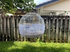Un Omlet Geo cages à oiseaux en plein air.