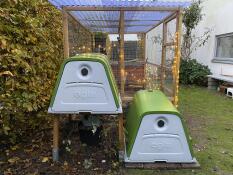 Deux poulaillers verts dans un jardin