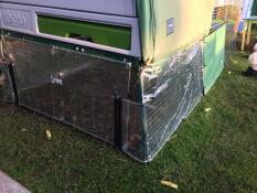 Des couvertures transparentes autour du fond d'un grand Eglu Cube