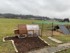 Une grande installation pour les poulets avec un poulailler et un parcours attenant