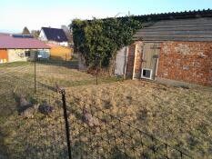 Une clôture à poules dans un jardin