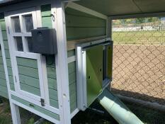 porte automatique sur poulailler cottage
