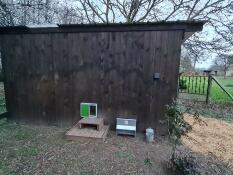Porte Omlet installé sur grand poulailler bois. En 15 minutes, mes poules étaient en sécurité et moi, soulagé de ne plus avoir à gérer ouverture/fermeture.