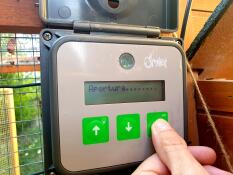 Un panneau de commande ouvert d'une porte automatique de poulailler