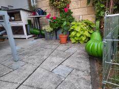 Le tunnel pour lapins Zippi est très discret et se fond dans le jardin.