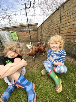 Les garçons et leurs poules!