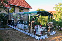 Un très grand parcours aménagé comme un catio pour les chats avec beaucoup de jouets et d'accessoires