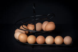 Des oeufs sur un coquetier circulaire noir